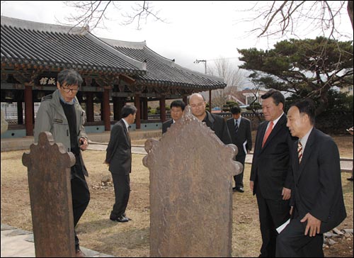 유홍준 문화재청장 등 일행이 거제기성관 등을 둘러보고 있다. 